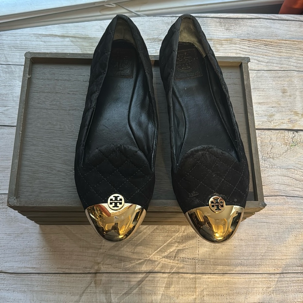 Tory Burch black, suede flats 100% leather 9M.   Visable signs of wear.